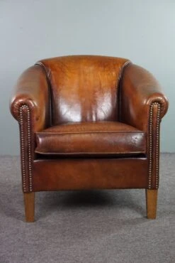 Comfortable And Rugged Vintage Sheepskin Club Armchair With Beautiful Colors -Chairly Shop 1438ace1 dd57 4766 9deb 92f2bd0004ad