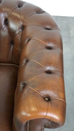 Beautiful Set Of 2 Very Well-maintained Brown Leather Chesterfield Armchairs -Chairly Shop 222477eb 9b67 45ec 9f11 5b4b0add2b29
