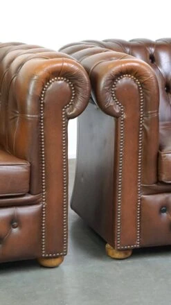 Beautiful Set Of 2 Very Well-maintained Brown Leather Chesterfield Armchairs -Chairly Shop 32786546 a42c 43c0 94af 7bbcaffc3e07