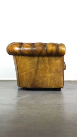 English Chesterfield Armchair Made Of Thick Cowhide Leather In A Beautiful Color -Chairly Shop 4e253556 c961 4e8e 8923 b552c1fb3bbf