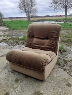 Vintage Fireside Chair -Chairly Shop 5274e4d9 0761 451b 8315 2cce0e81a10c