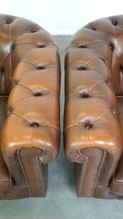 Beautiful Set Of 2 Very Well-maintained Brown Leather Chesterfield Armchairs -Chairly Shop 697a7c01 a1c0 4cac 8046 e927ef3ef237