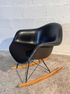 Rocking Chair "RAR", Charles And Ray Eames For Herman Miller, 1950s. -Chairly Shop 6f82e904 f0f5 4754 a89f 71555c2030c8