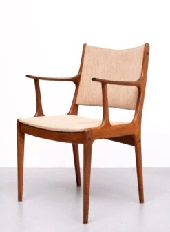Very Nice Curved Armchair , Design By Johannes Andersen -Chairly Shop 843acd0a 84a3 48a1 a00a 128e78436714