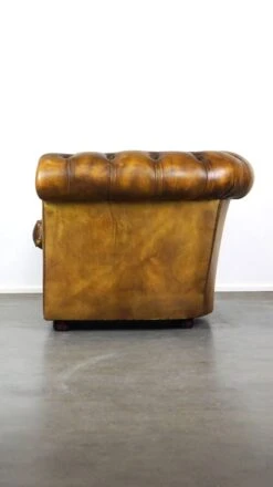 English Chesterfield Armchair Made Of Thick Cowhide Leather In A Beautiful Color -Chairly Shop 8a1b6c4a 4bad 4cc1 b068 c55235ceea5d