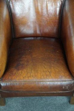 Comfortable And Rugged Vintage Sheepskin Club Armchair With Beautiful Colors -Chairly Shop 90560c00 325d 4acc 885a c438c977821a