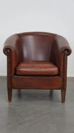 Comfortable Spacious Sheepskin Leather Club Armchair With A Loose Seat Cushion -Chairly Shop 96d2ddf1 2b3d 4788 98a7 2a9d08d54b32