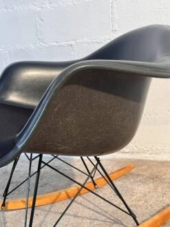 Rocking Chair "RAR", Charles And Ray Eames For Herman Miller, 1950s. -Chairly Shop 9ceca2fe 700a 4f18 affe 443ac7223f83