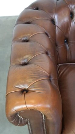 Beautiful Set Of 2 Very Well-maintained Brown Leather Chesterfield Armchairs -Chairly Shop d98fdefb 098a 4fb7 9e0f 7fccda20ce10