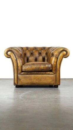 English Chesterfield Armchair Made Of Thick Cowhide Leather In A Beautiful Color -Chairly Shop dcab7ed8 f1cc 43d0 9c5a c39ef0d101be