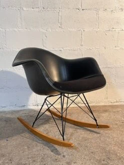 Rocking Chair "RAR", Charles And Ray Eames For Herman Miller, 1950s. -Chairly Shop f9d67072 920c 4b03 9068 cdcb3b698744