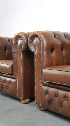 Beautiful Set Of 2 Very Well-maintained Brown Leather Chesterfield Armchairs -Chairly Shop fee20d08 84e3 4b51 a1a5 5ae7a213b2fe